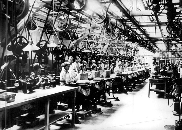 Výrobná linka na remene v Bosch fabrike, cca 1930 (zdroj - wikimedia commons)