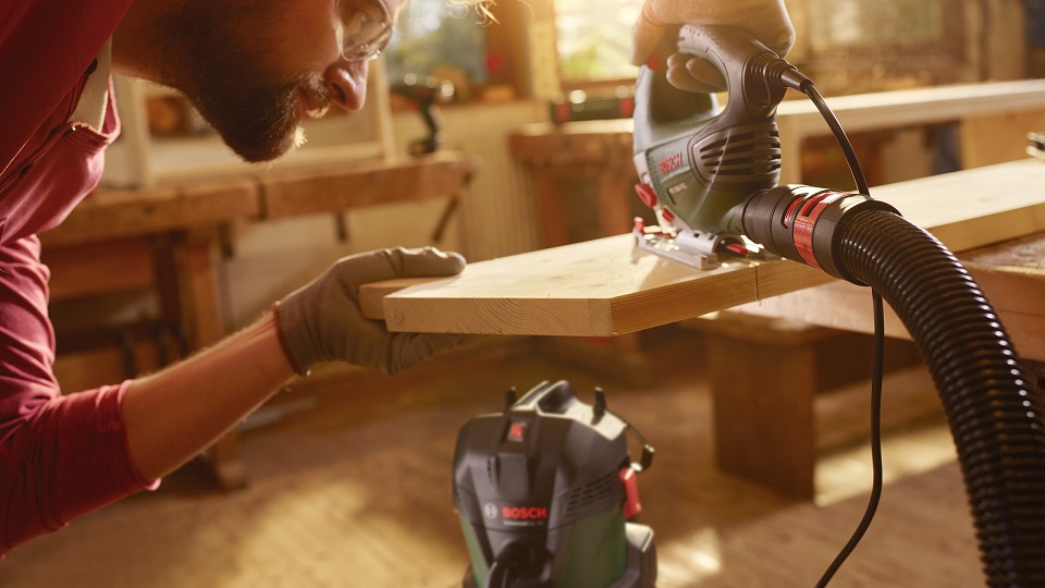 Vysávač Bosch pre domácich majstrov môžete ľahko pripojiť k náradiu pre čistejšiu dieľňu.