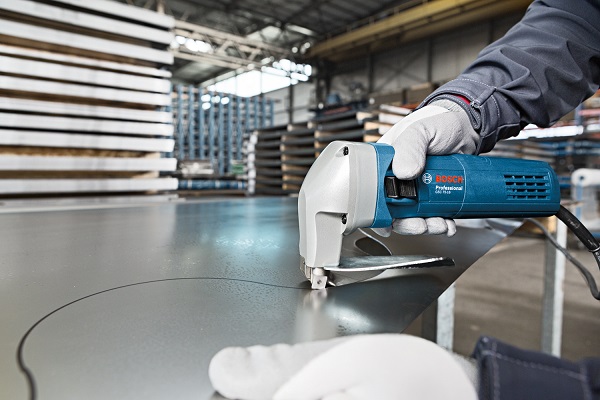 Profesionálne modré nožnice Bosch na prestrihávanie rôznych kovov sa vyznačujú presnosťou pri rezaní kriviek
